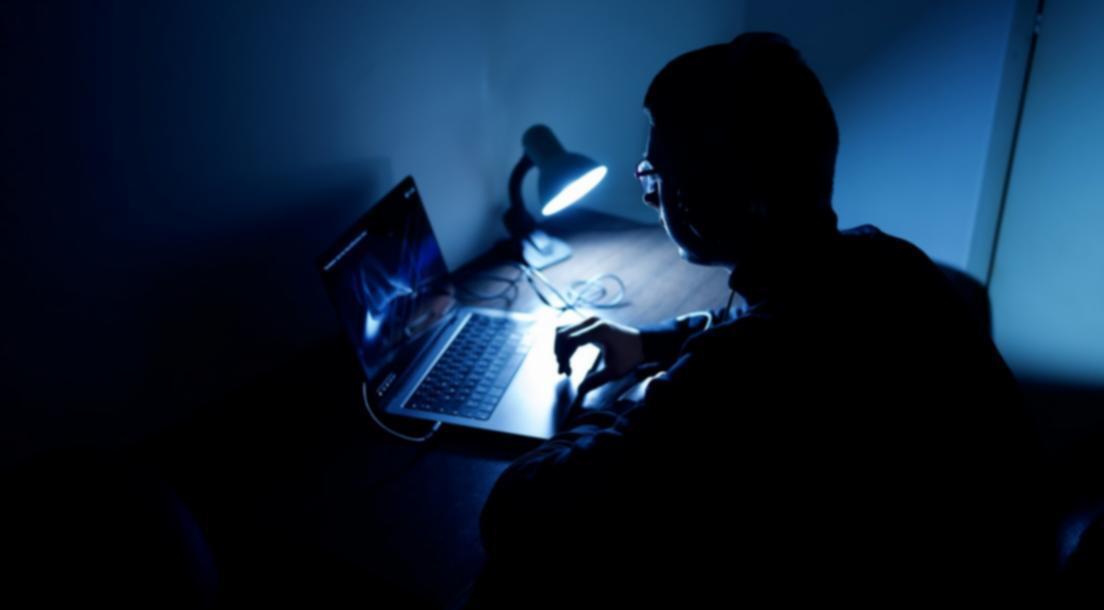 Especialista financiero durante sesión educativa