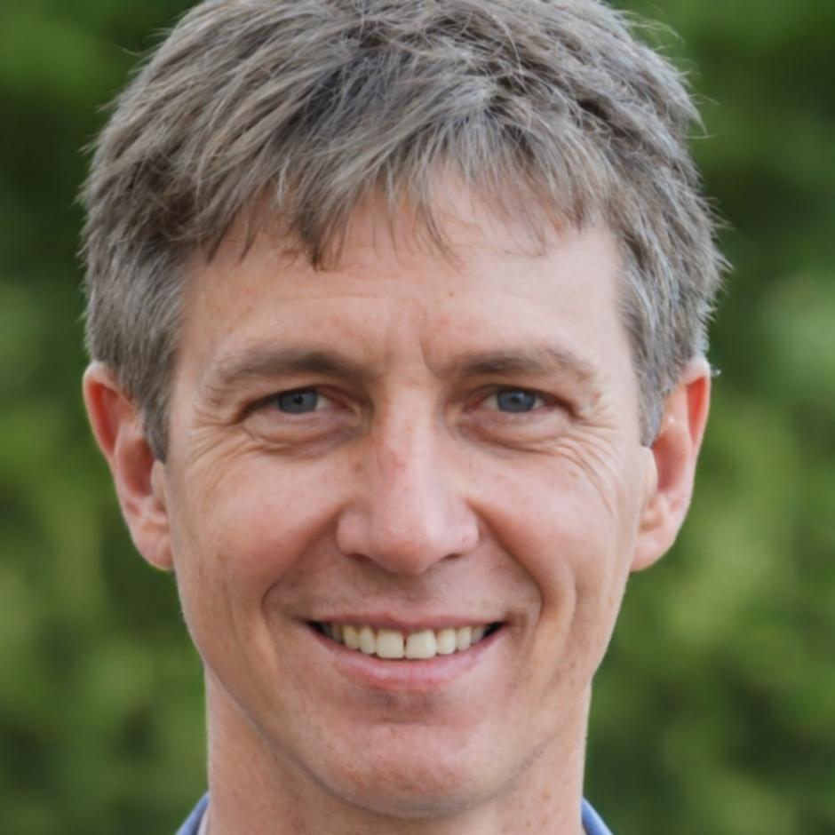 Instructor de planificación financiera especializado en estrategias de inversión