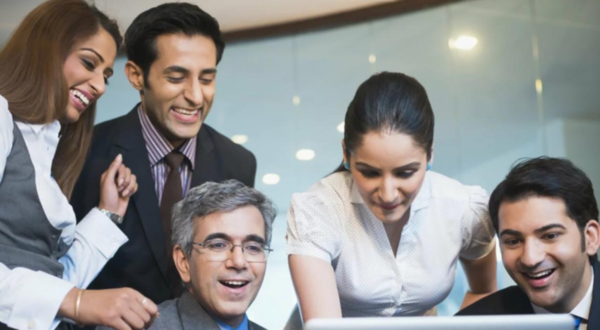 Instructor de finanzas durante sesión de webinar en vivo